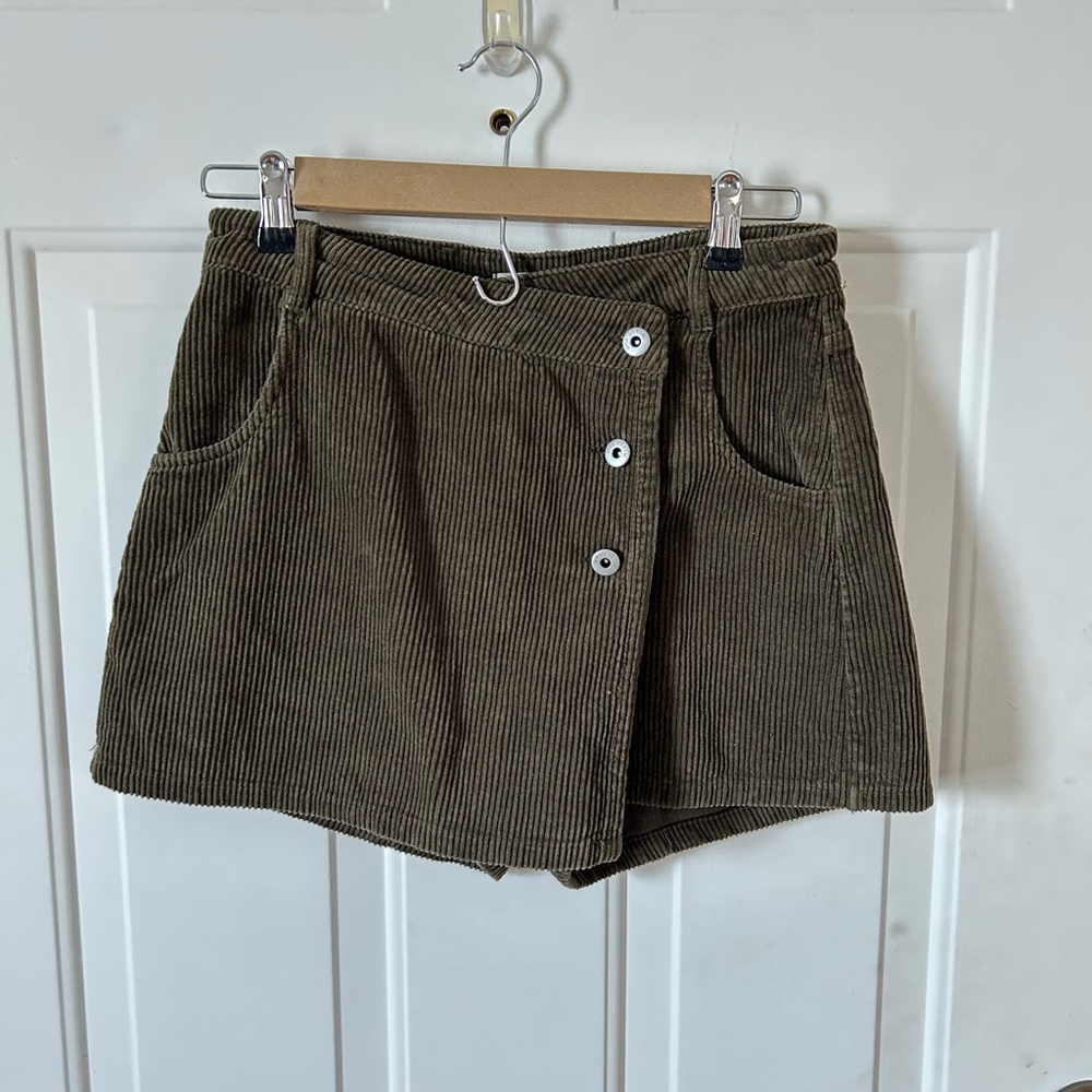 Green corduroy skort from Zara.